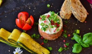 Tartar de salmón con calabacin y tomate cherry