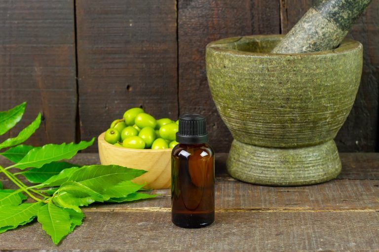 Mortero, aceite, hierbas para tratamiento ayurvedi